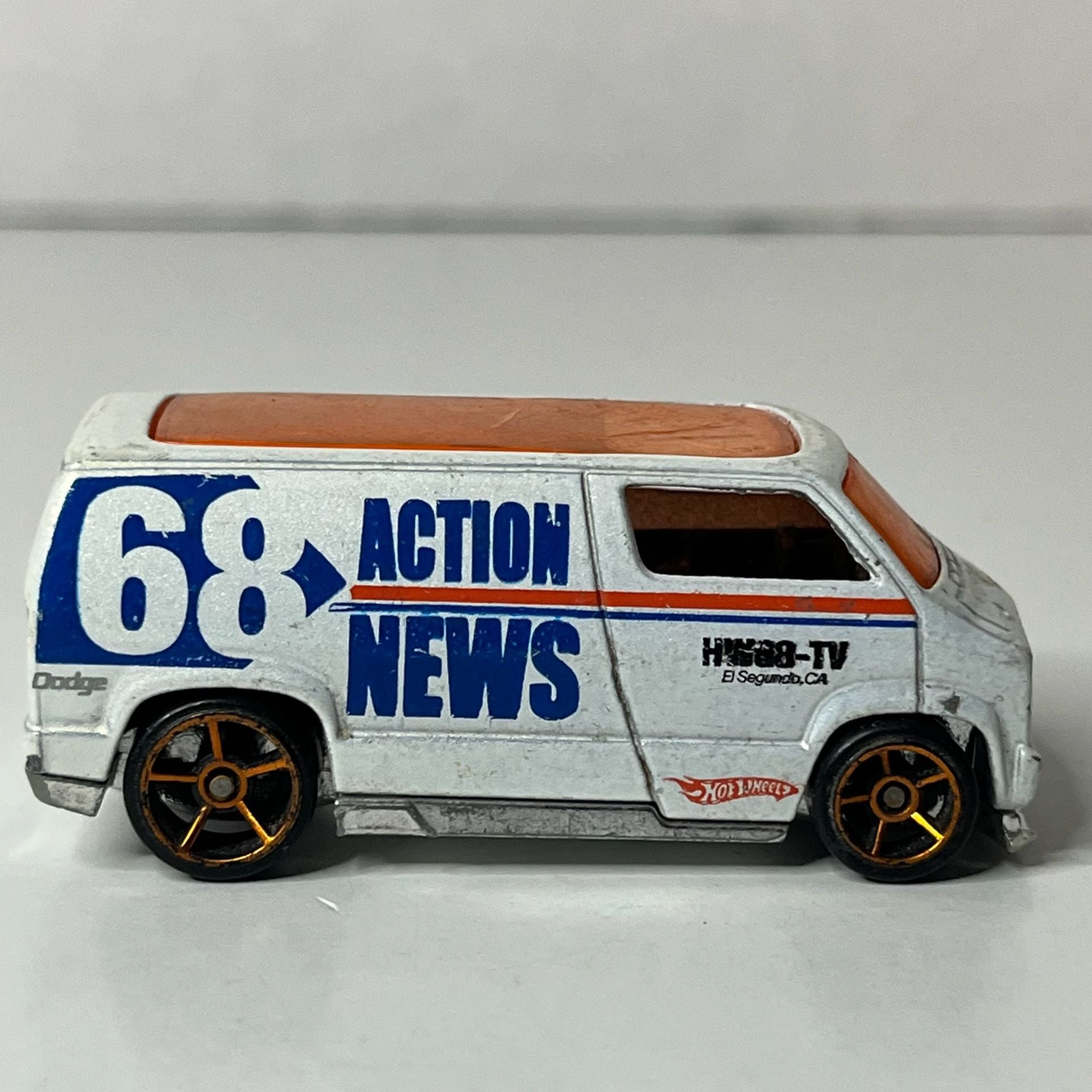 Hot Wheels Custom '77 Dodge Van Action News 68 Diecast 4
