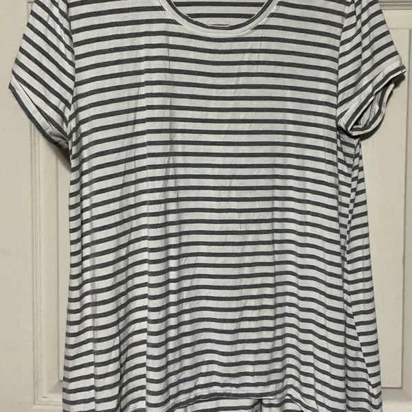 BCBGMAXAZRIA Striped Short Sleeve Scoop Neck Tunic Top