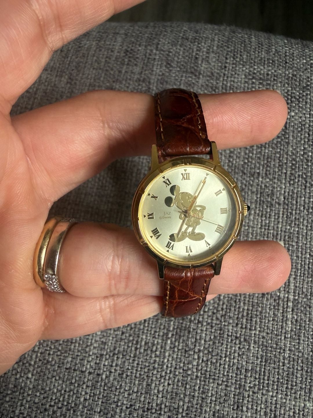 Jaz Disney Mickey Mouse Watch Gold Tone Brown Leather Strap V811-2910 1