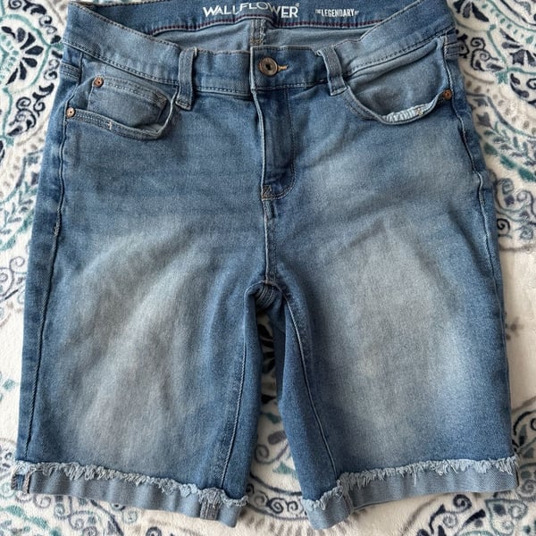 WallFlower The Legendary Fit Bermuda Shorts Size 7 Light Wash Denim