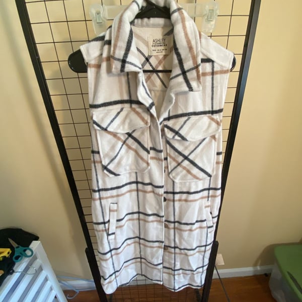 Ashley By 26 International Plaid Long Vest Size 8 White Fleece Shacket
