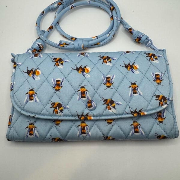 Vera Bradley Wildwood Wallet Crossbody Bee's Knees Quilted Blue