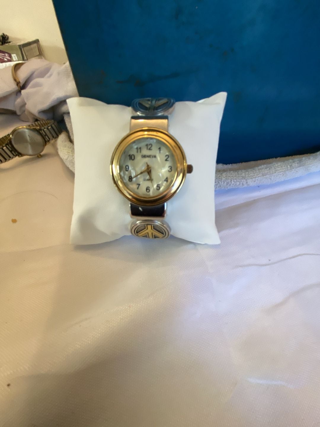 GENEVA 3224 Watch Gold Tone Peace Sign Accents (needs battery) 2