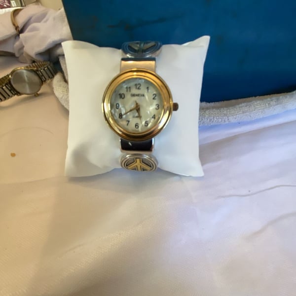 GENEVA 3224 Watch Gold Tone Peace Sign Accents (needs battery)
