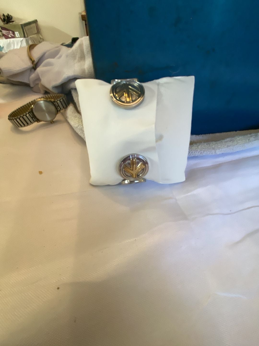 GENEVA 3224 Watch Gold Tone Peace Sign Accents (needs battery) 3