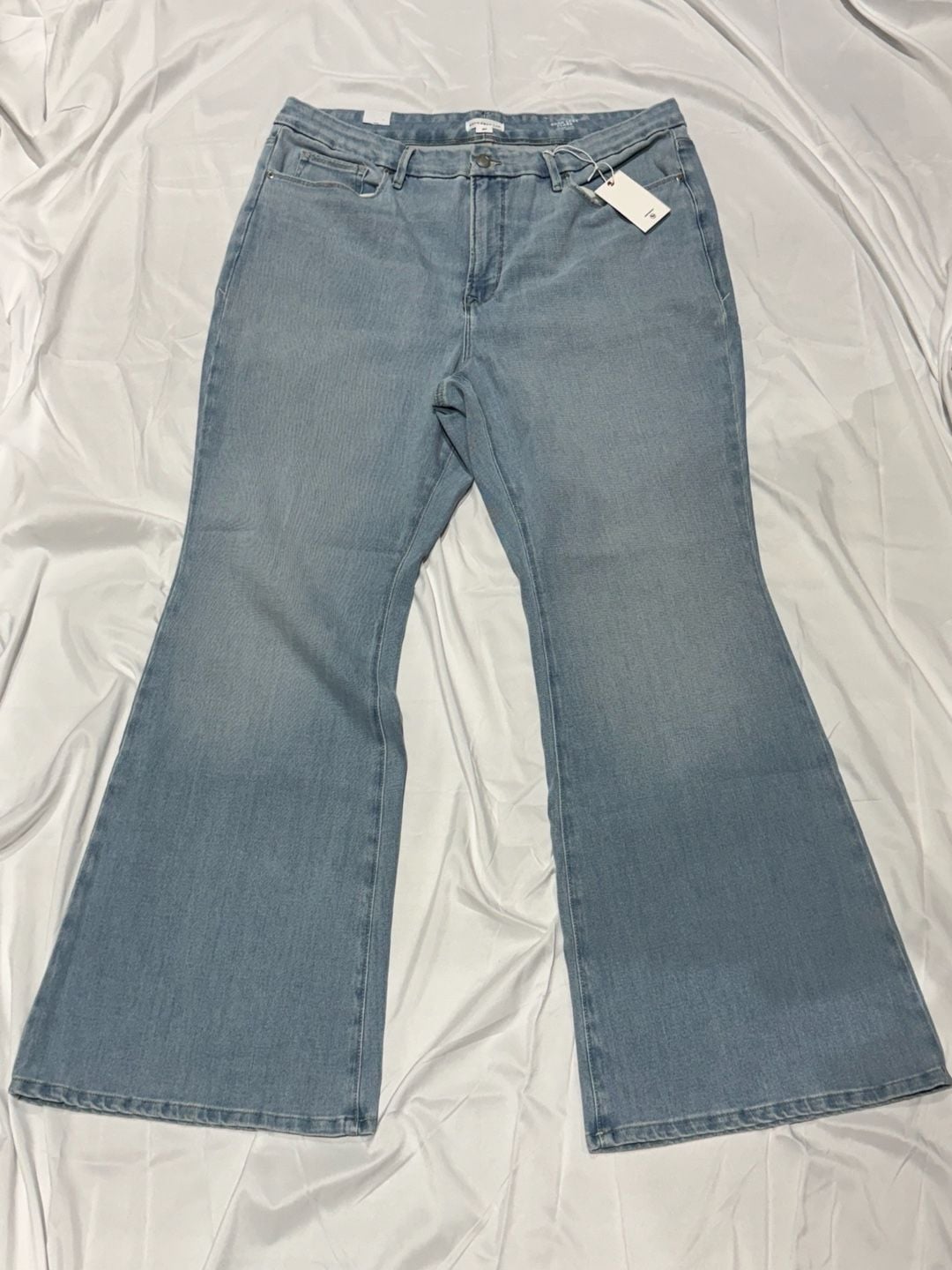 Good American Good Legs Flare Jeans Size 20 NWT Light Wash Mid Rise 33.5” 2