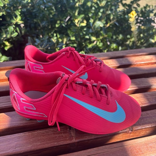 Nike Mercurial Vapor 16 Club Size 3Y Pink Soccer Cleats