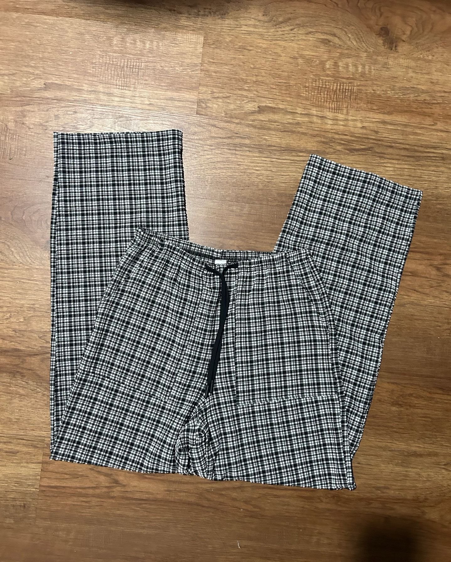 Lululemon Black and White Gingham Pants 1