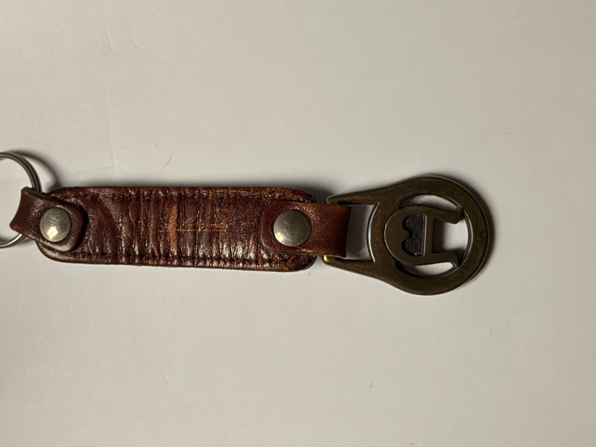Aigner Vintage Leather Keychain Brown Brass Horseshoe Logo 2