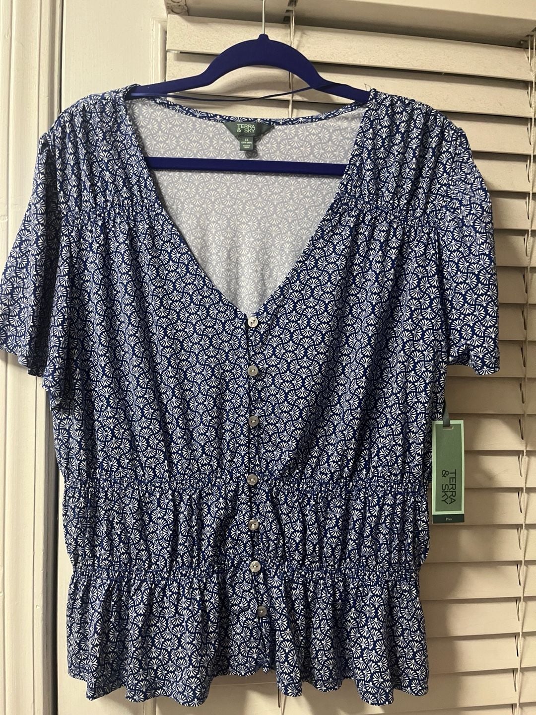 Terra & Sky Smocked V-Neck Top Size 1X Blue White Floral Print 2