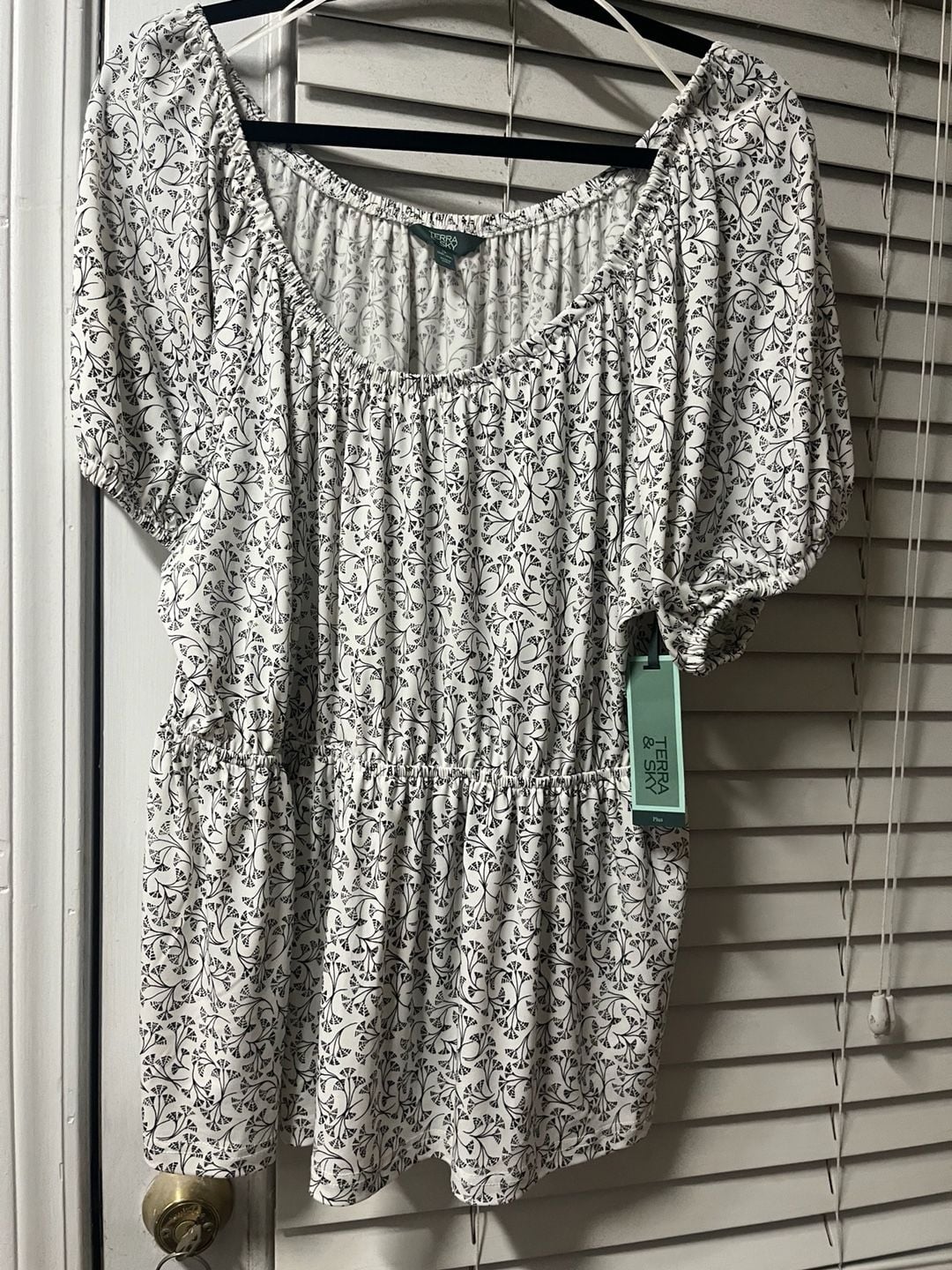Terra & Sky Peplum Top Short Puff Sleeve Floral White Black 2