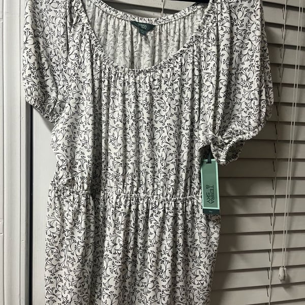 Terra & Sky Peplum Top Short Puff Sleeve Floral White Black