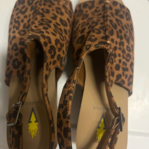 Volatile Division Platform Wedge Sandal Size 10 Leopard