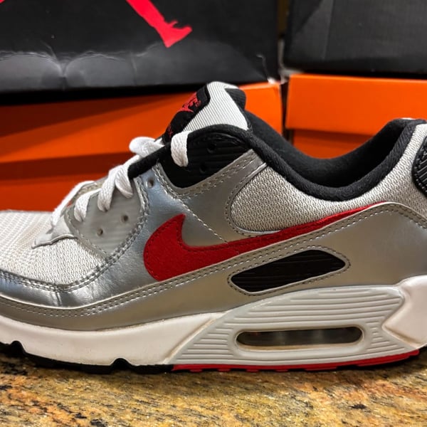 Nike Air Max 90 Size 9 Photon Dust Metallic Silver University Red