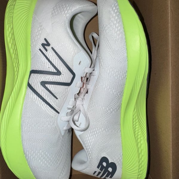 New Balance DynaSoft Pro Run V2 Size 9.5W / 8M White Lime Glow Shoes