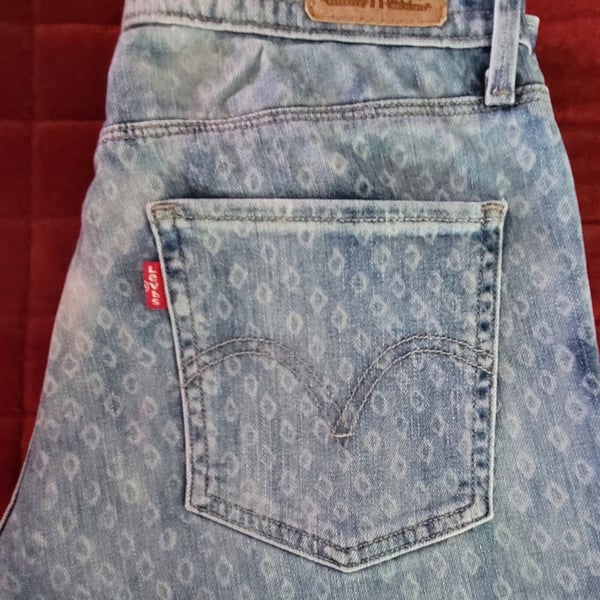 Levi's Mid Rise Skinny Size 28 Diamond Print Blue Denim Jeans