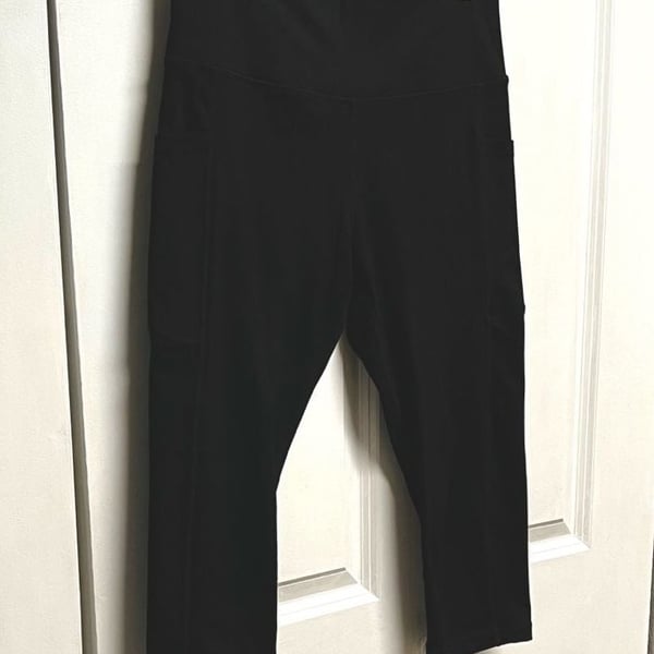 Steppe Leggings Size M Black Capri Workout Yoga Pants with Pockets