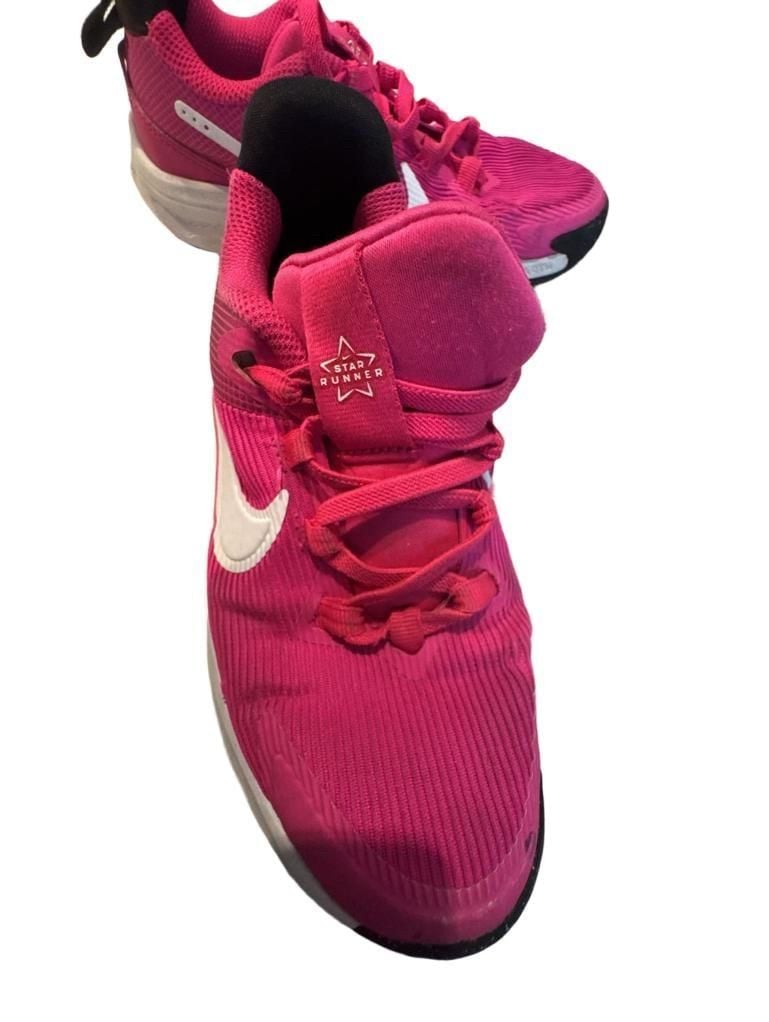 Nike Star Runner 4 Fierce Pink White Black Running Shoes Size 1 youth 3