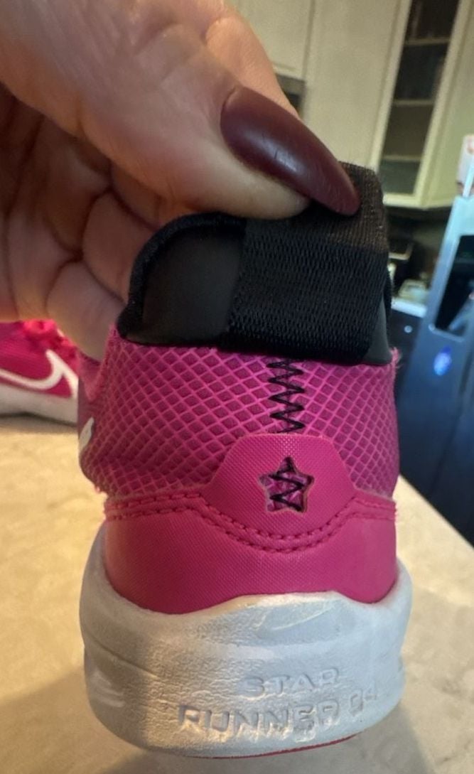 Nike Star Runner 4 Fierce Pink White Black Running Shoes Size 1 youth 6