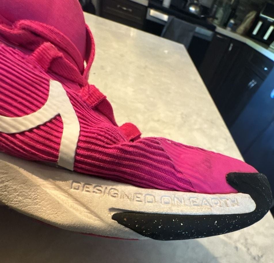 Nike Star Runner 4 Fierce Pink White Black Running Shoes Size 1 youth 8