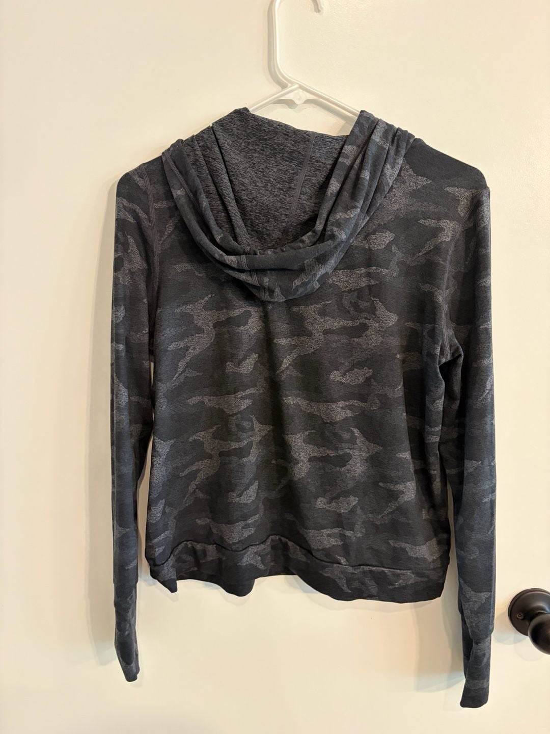 Vuori Halo Essential Hoodie Size Small Black Camo 3