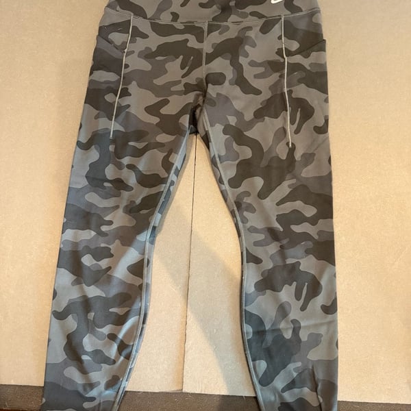 Nike Universa Leggings Size L Camo