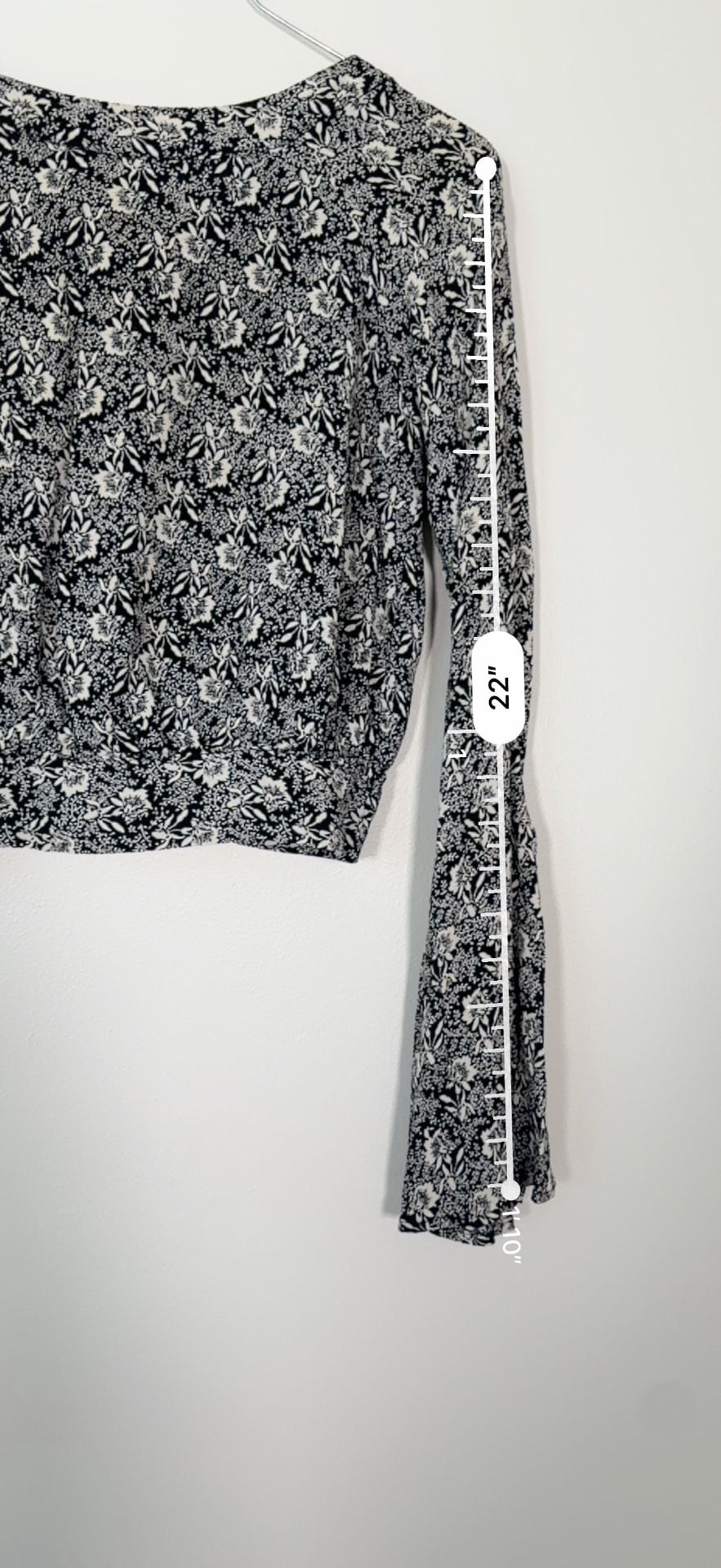Flynn Skye Floral Tie Back Crop Top Size S Black Long Sleeve 10