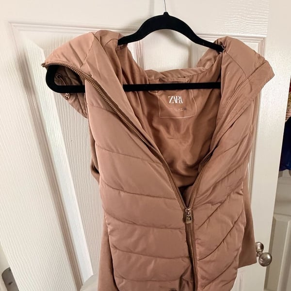 Zara Hooded Puffer Vest Size L Beige Quilted Sleeveless