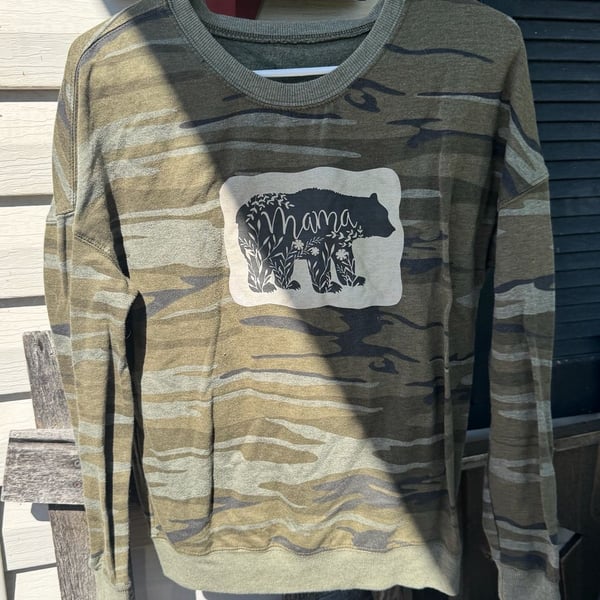 Zoe + Liv Camo Floral Bear Sweatshirt Size M Green Camouflage Pullover