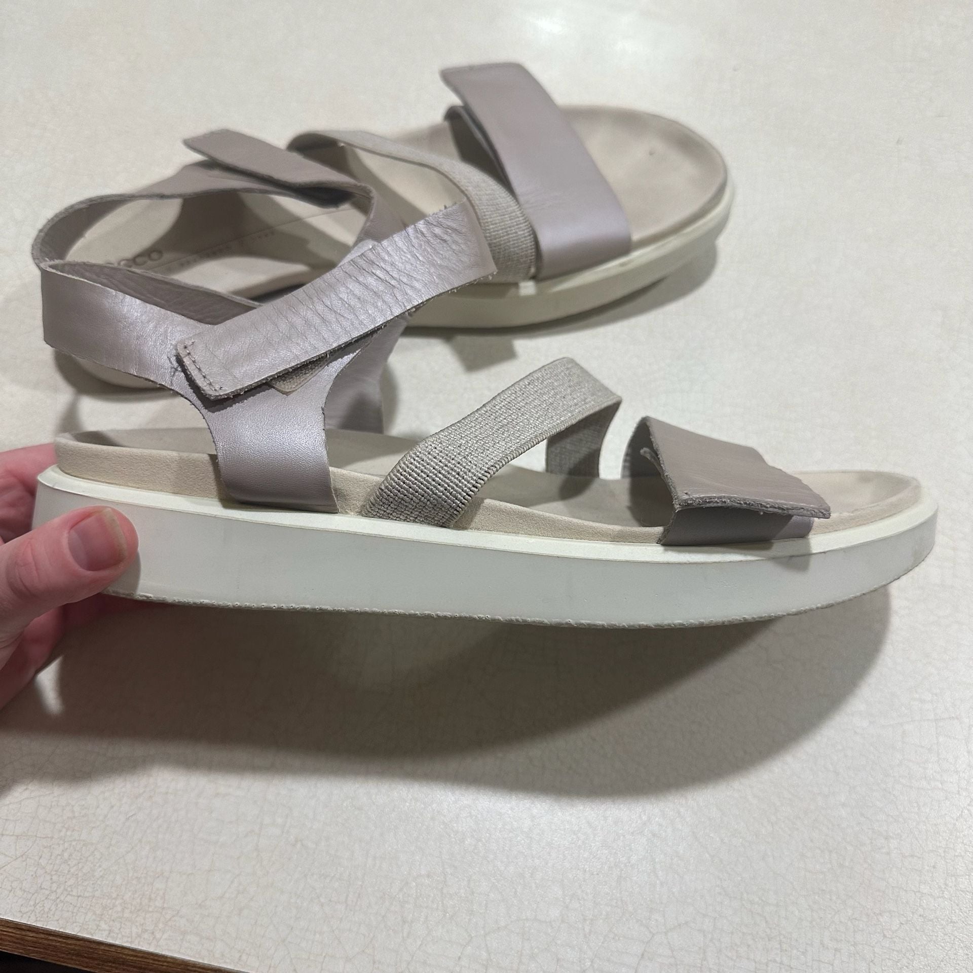 ECCO FLOWT W SANDAL WITH TWO-TONE STRAP AND DOUBLE TEAR LEATHER FOOTBED 10