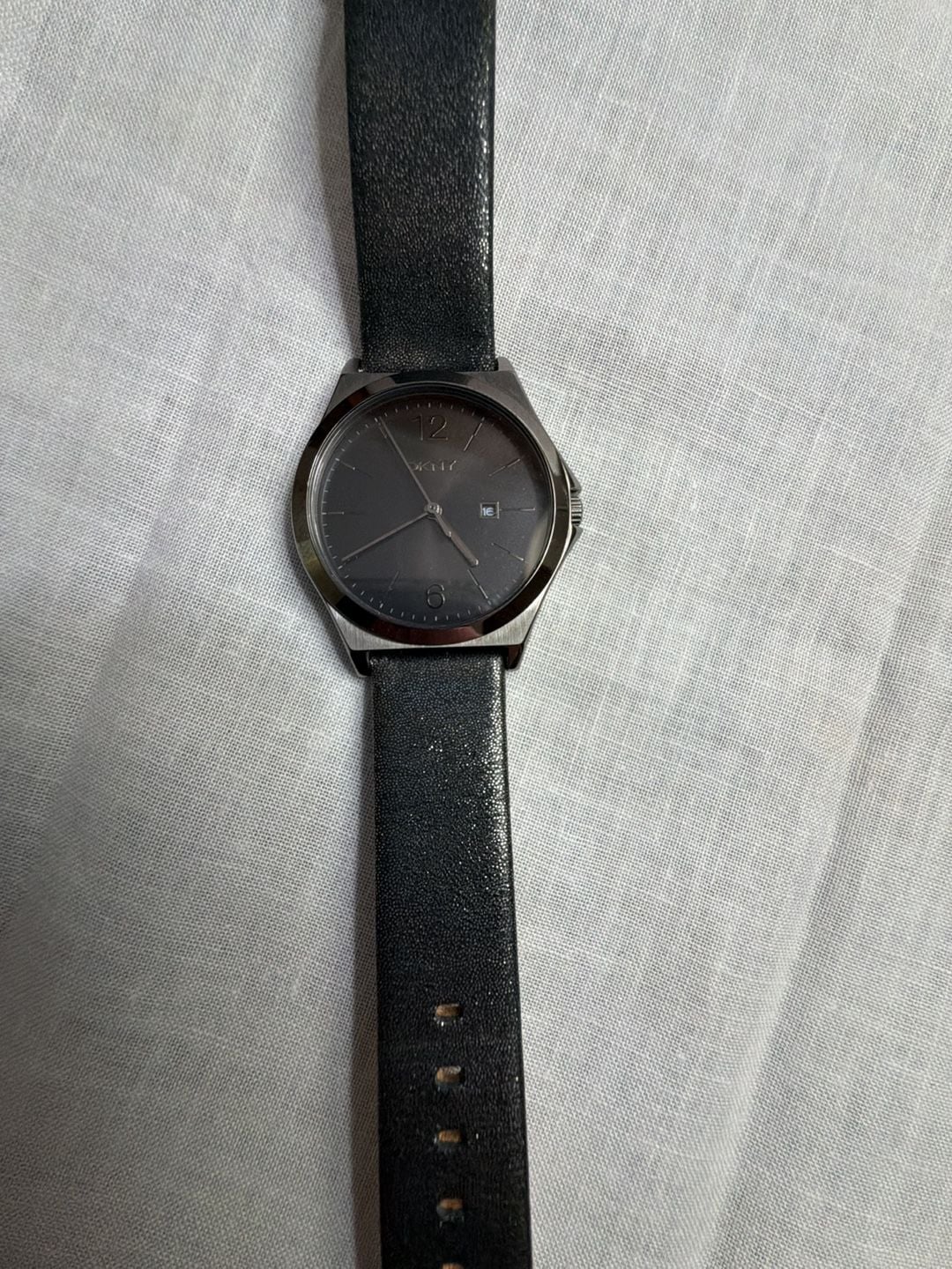 DKNY NY2373 Watch Black Leather Strap
Needs new battery 2