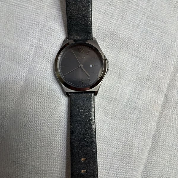 DKNY NY2373 Watch Black Leather Strap
Needs new battery
