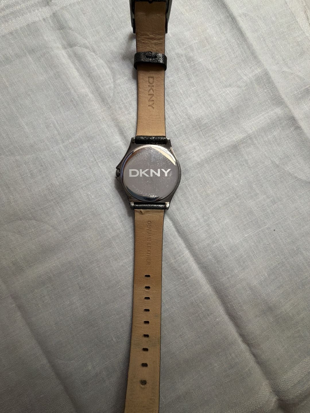 DKNY NY2373 Watch Black Leather Strap
Needs new battery 4
