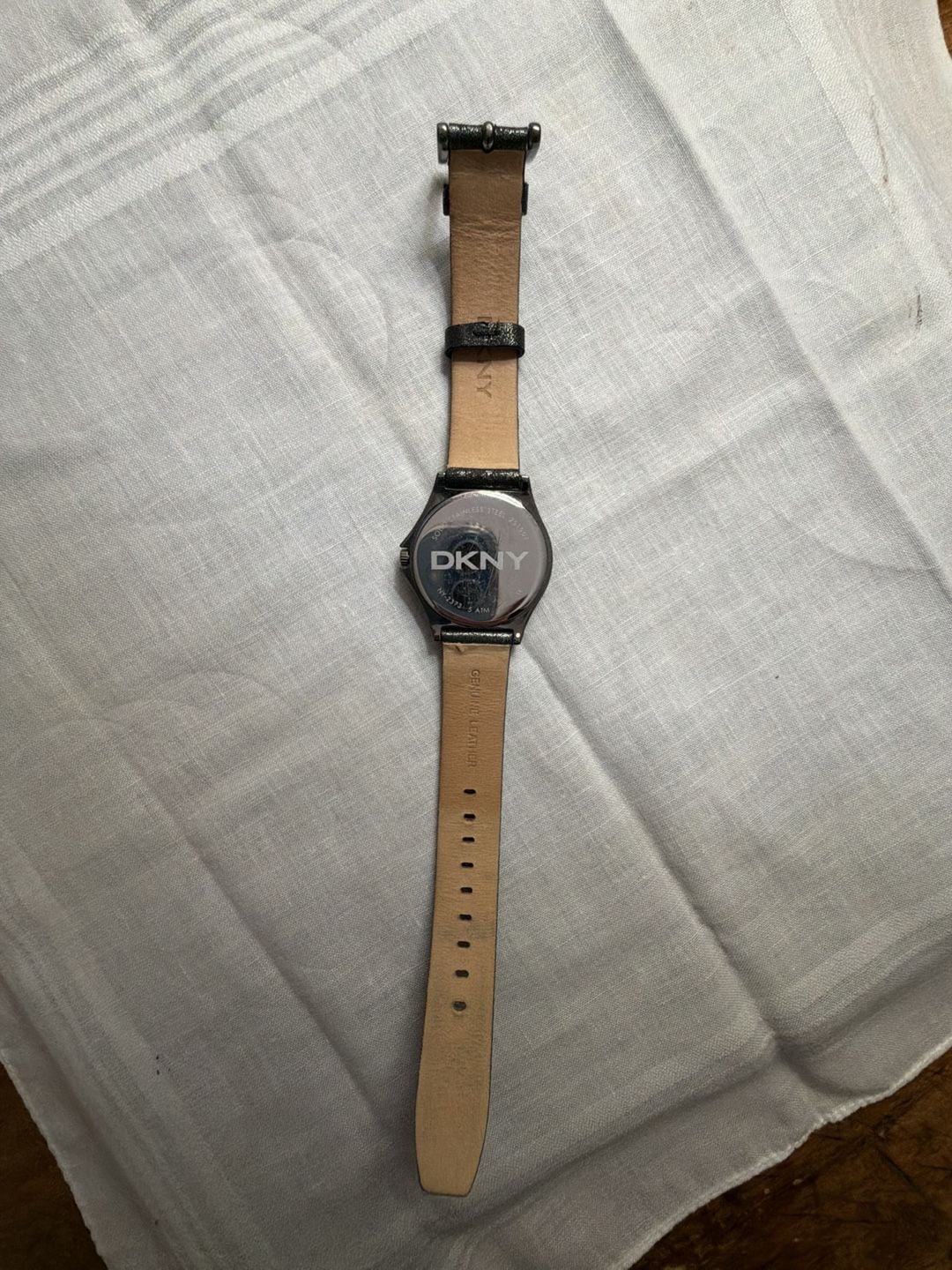 DKNY NY2373 Watch Black Leather Strap
Needs new battery 5