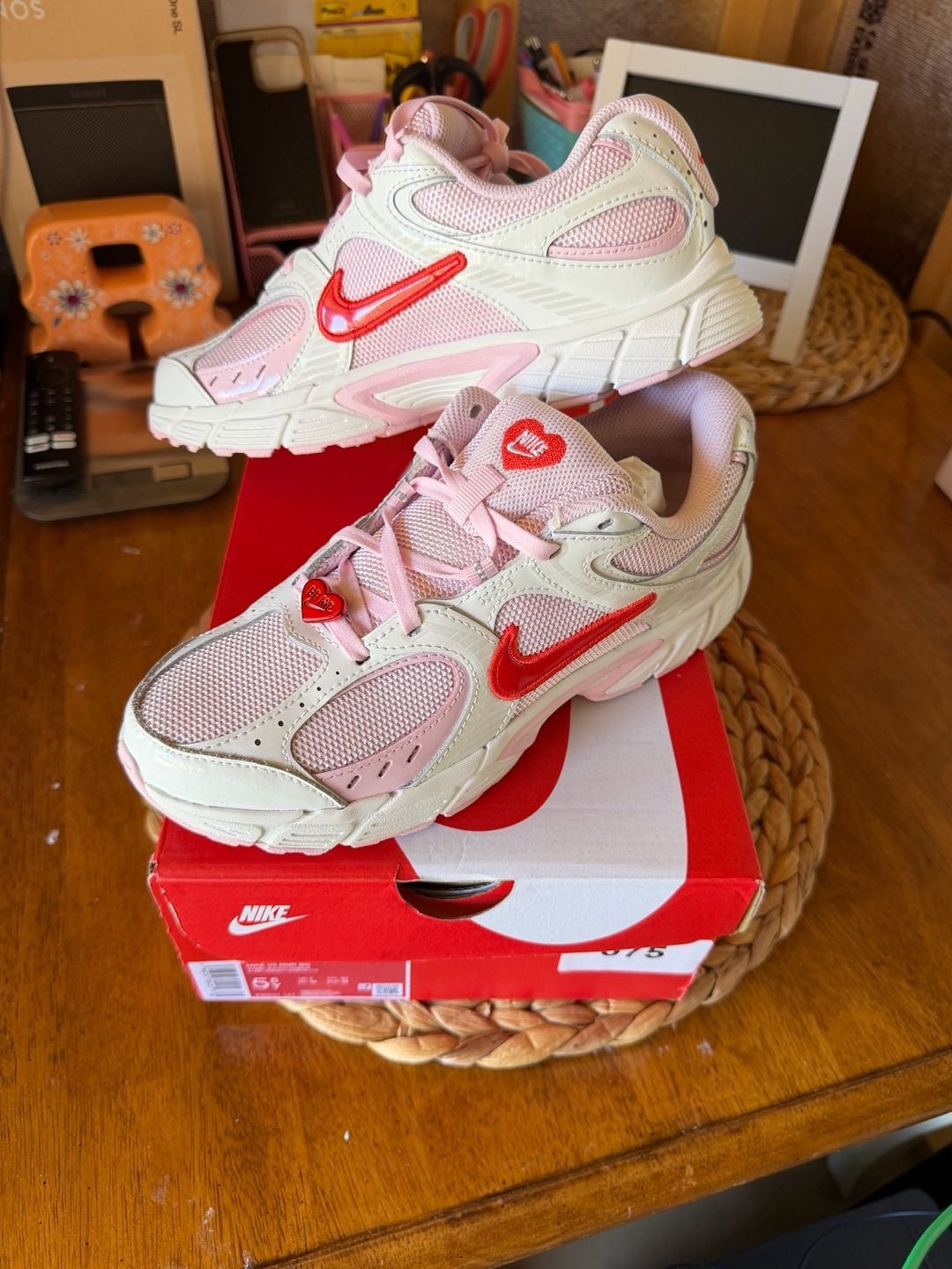 Nike V5 RNR BG Size 5.5Y Summit White Lt Crimson 2