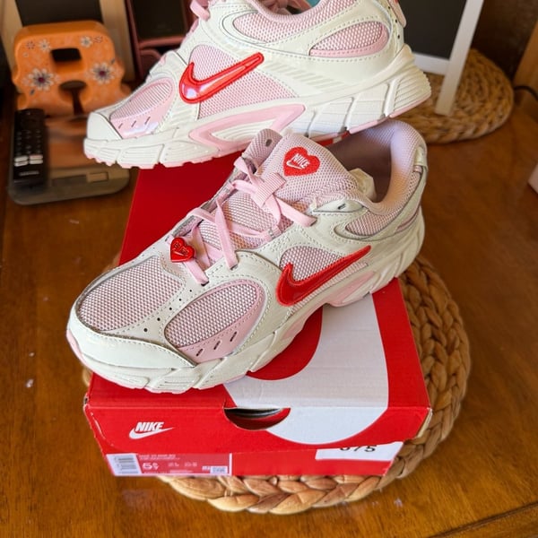 Nike V5 RNR BG Size 5.5Y Summit White Lt Crimson