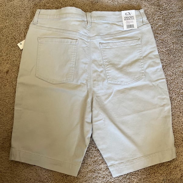 Gloria Vanderbilt Amanda Bermuda Shorts Size 16P Warm Grey Slimming Panel