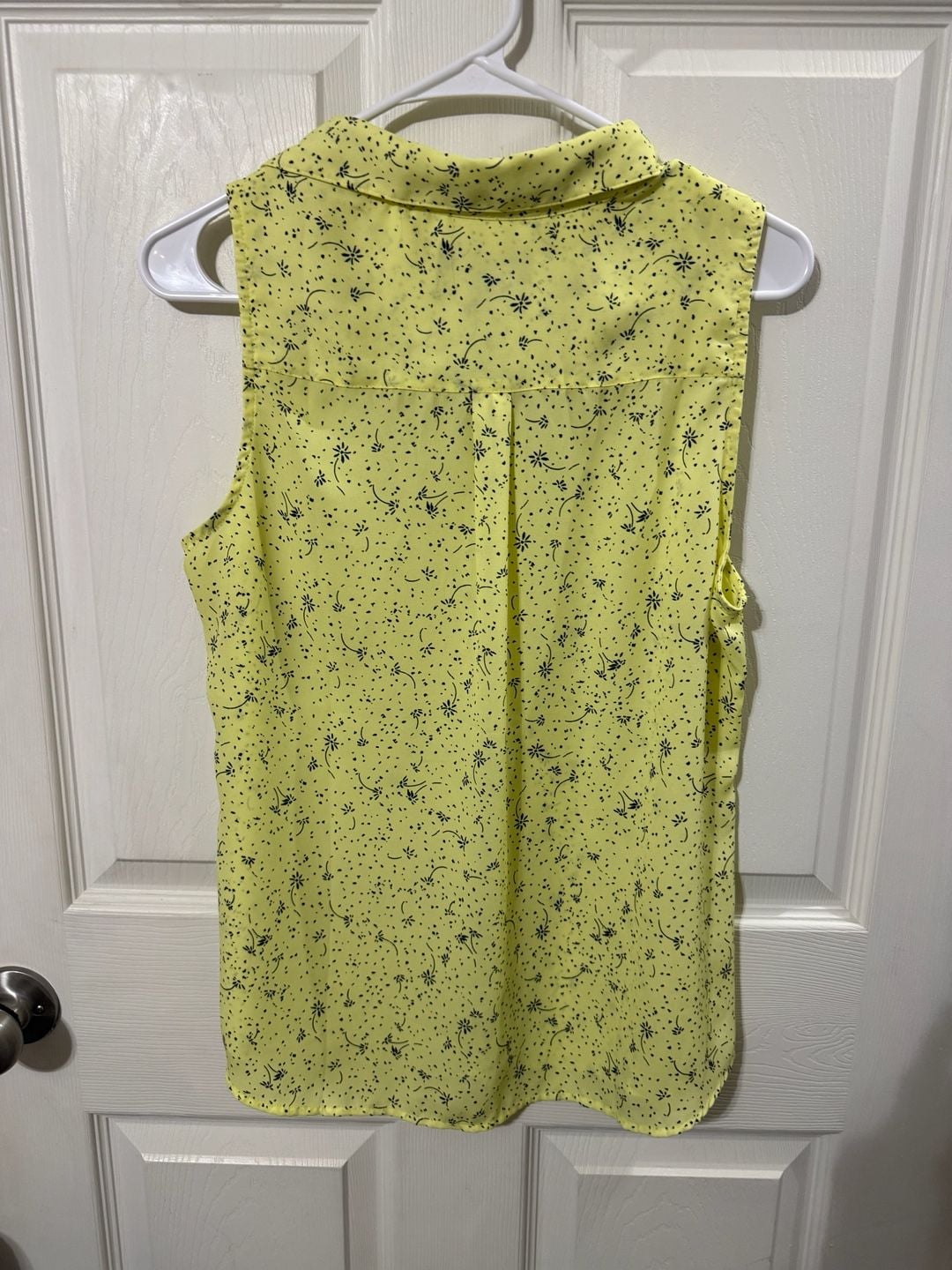 Banana Republic Sleeveless Blouse Size MP Yellow Floral Print Button Down 3