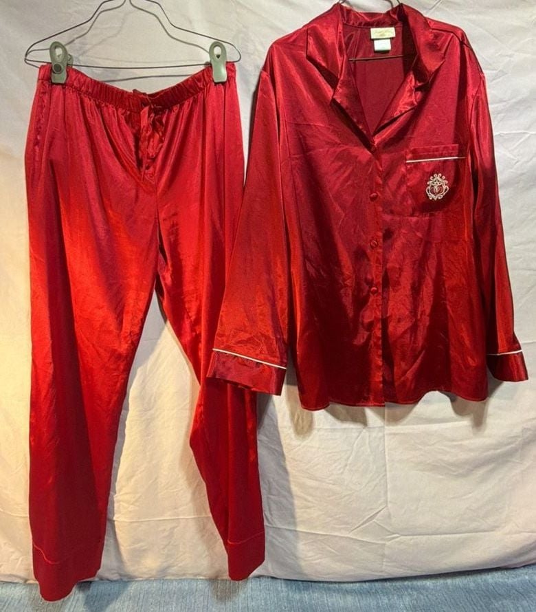 Innermost Satin Pajama Set Red
Size L 1