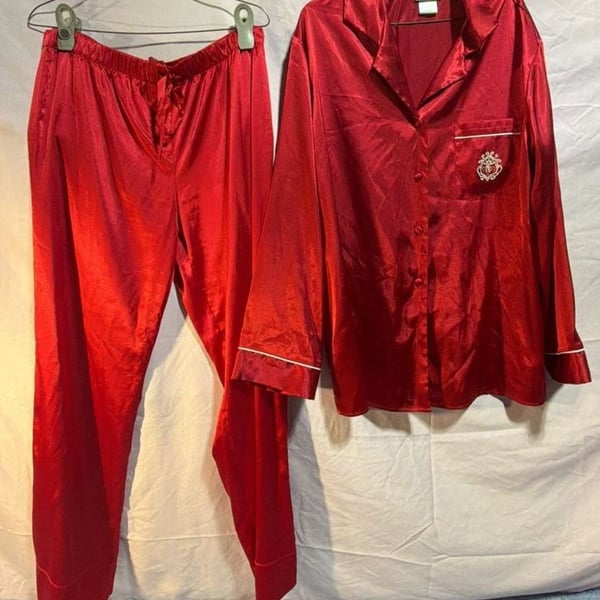 Innermost Satin Pajama Set Red
Size L