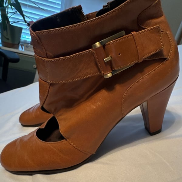 Aerosoles Alaska Booties Size 10M Brown Leather Ankle Heels Buckle