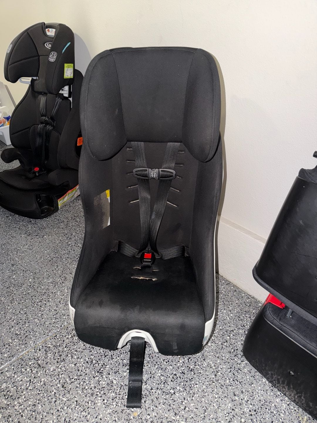 Clek Foonf Convertible Car Seat Black and White 1