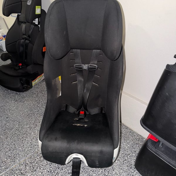 Clek Foonf Convertible Car Seat Black and White