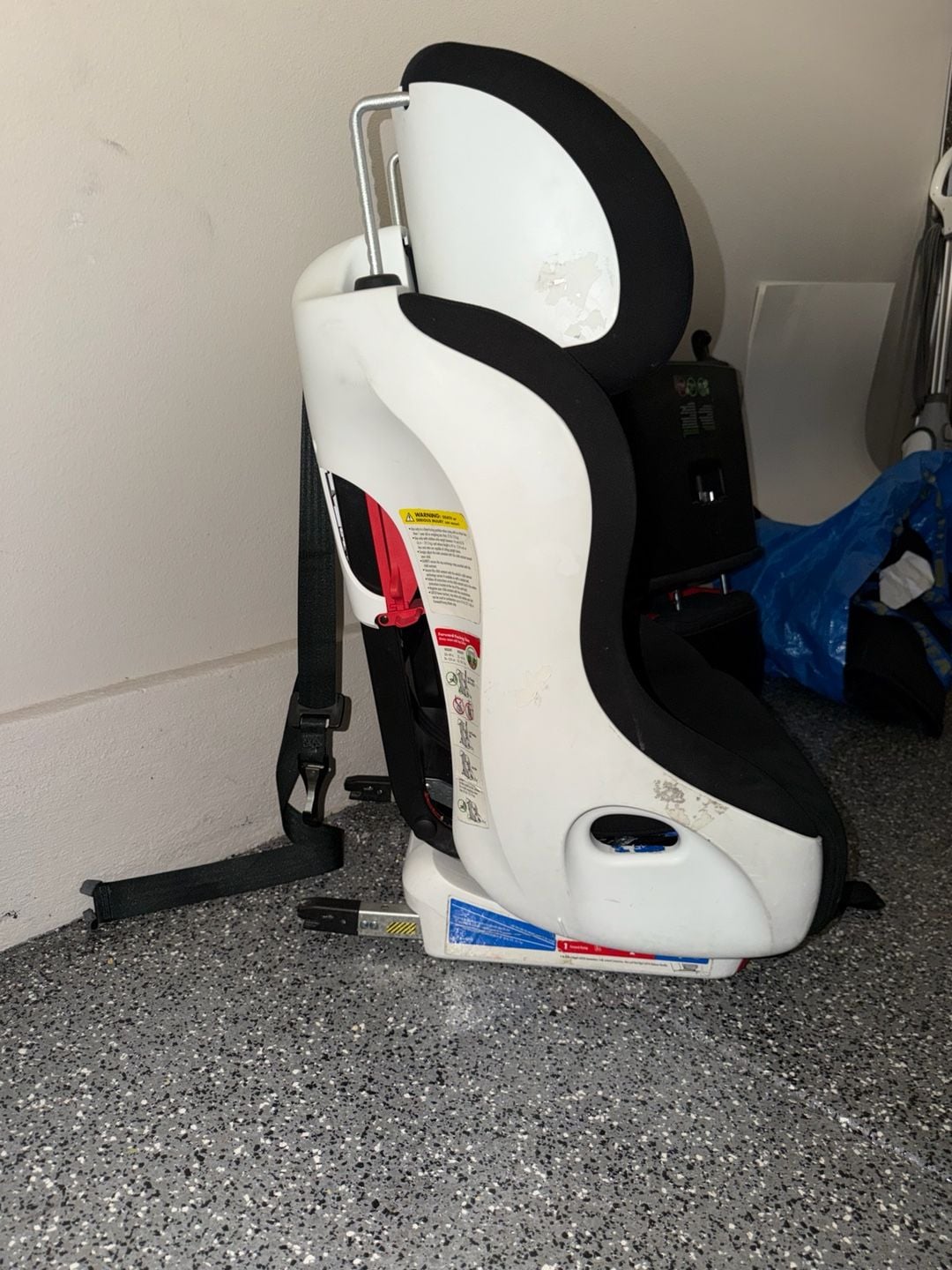 Clek Foonf Convertible Car Seat Black and White 2