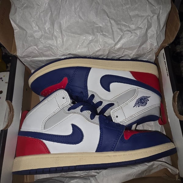 Jordan Air Jordan 1 Mid Older Kids' Shoes