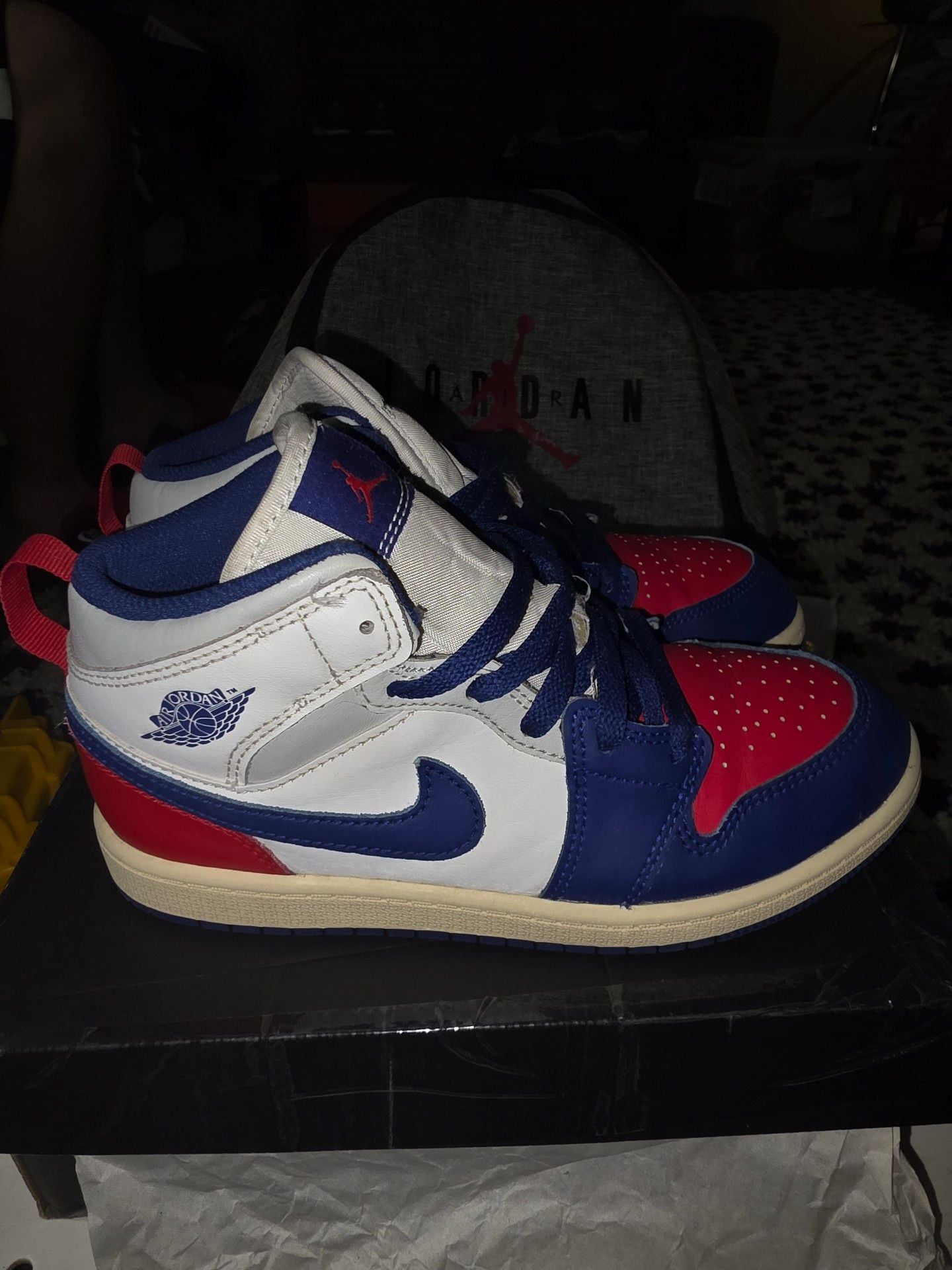 Jordan Air Jordan 1 Mid Older Kids' Shoes 4