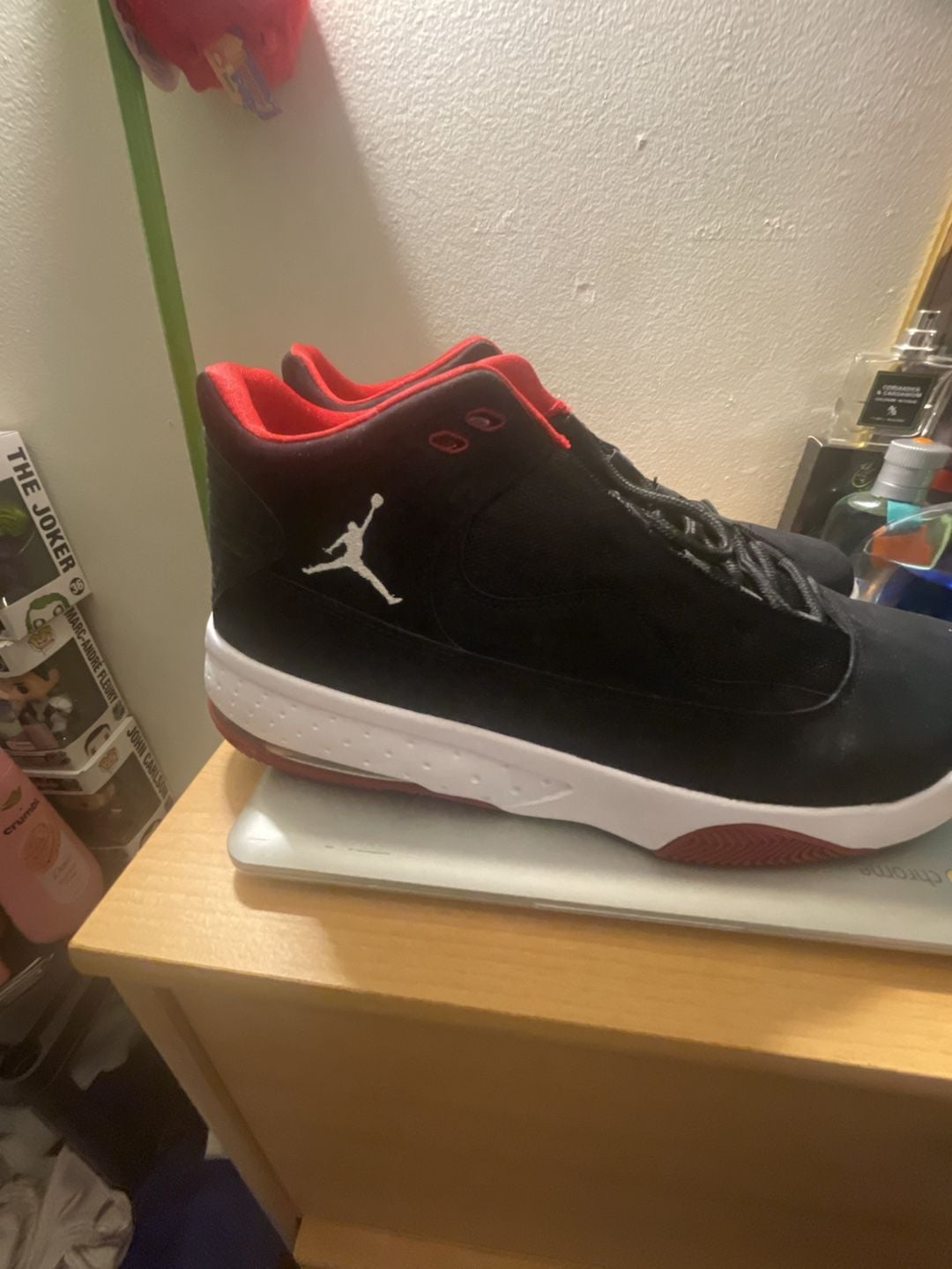 Jordan Max Aura 2 Black Gym Red Sneakers 3