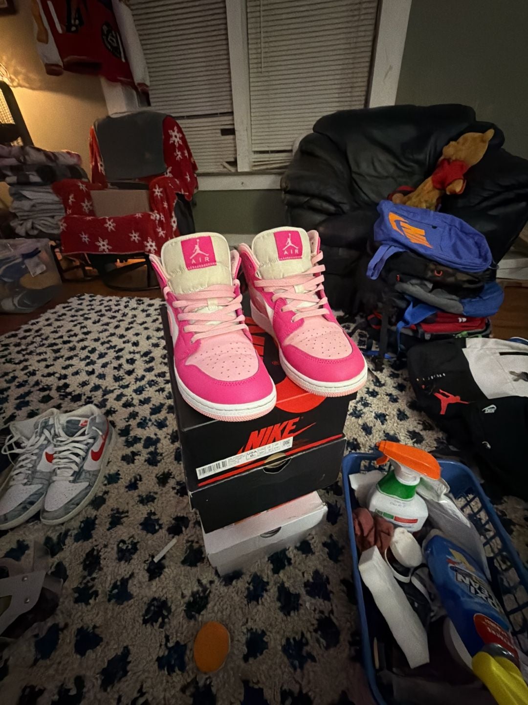 Nike Air Jordan 1 Mid Size 6Y Fierce Pink 2