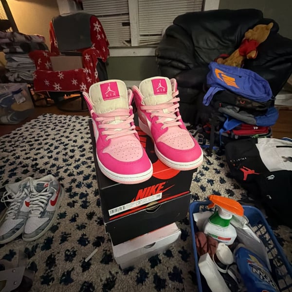 Nike Air Jordan 1 Mid Size 6Y Fierce Pink