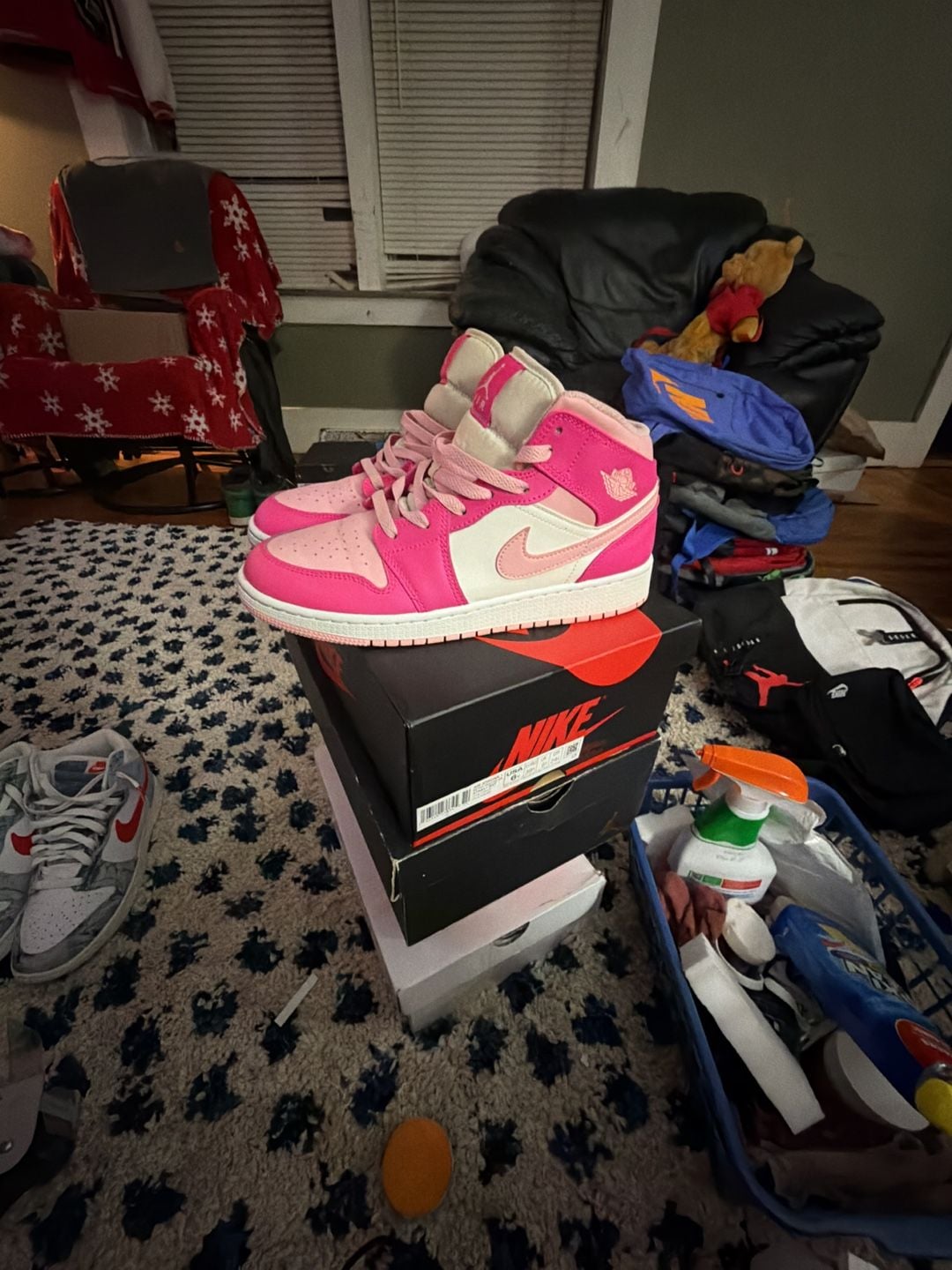 Nike Air Jordan 1 Mid Size 6Y Fierce Pink 4